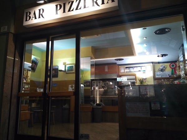 L’insegna Bar Pizzeria e uno scorcio dell’interno dello Studente