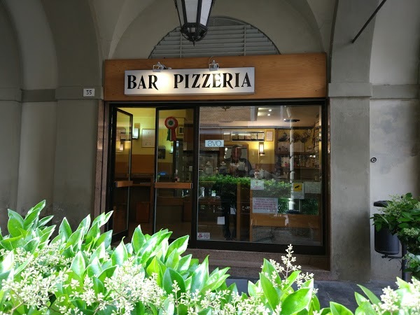 L’ingresso della pizzeria al civico 35, sotto i portici di Corso Garibaldi
